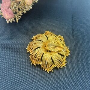 Vintage Unsigned Monet Cordelia Gold Tone Metal Flower Pin Brooch